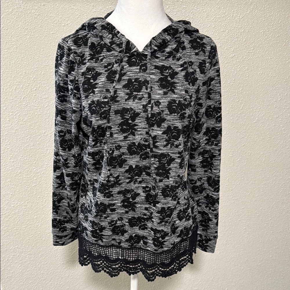 Socialite Black and White Floral Long Sleeve Thin Hoodie Size M